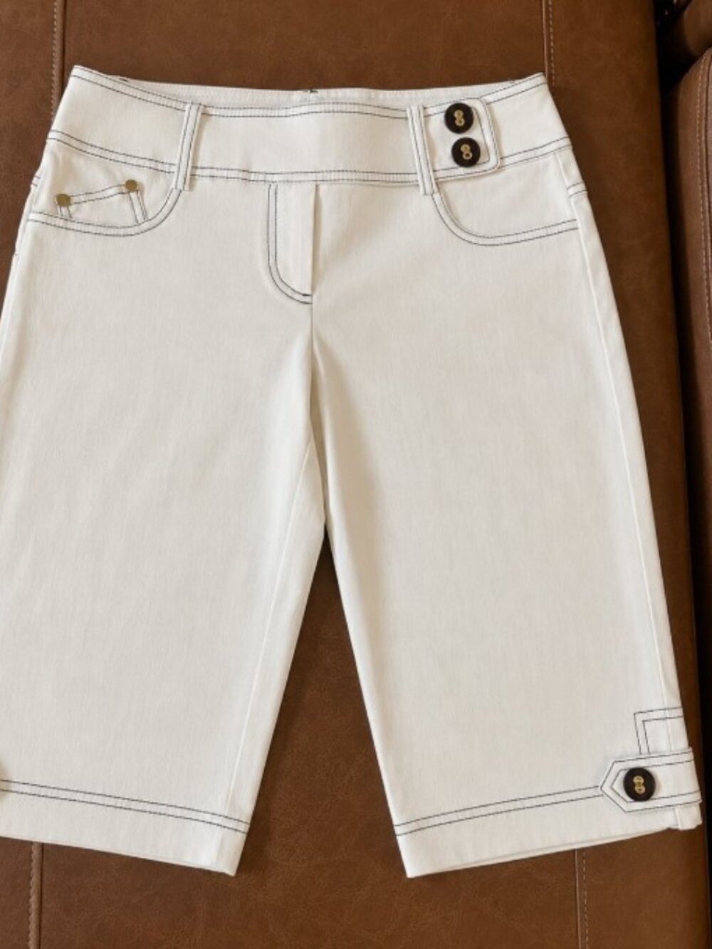 Cache Women’s Shorts – Size 6 – Cream/White w/ Contrast Stitching